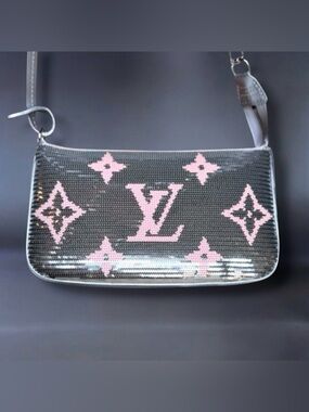 🆕💗LOUIS VUITTON Pochette Accessoires SILVER & PINK Sequins PINK LV Logo Ltd Ed